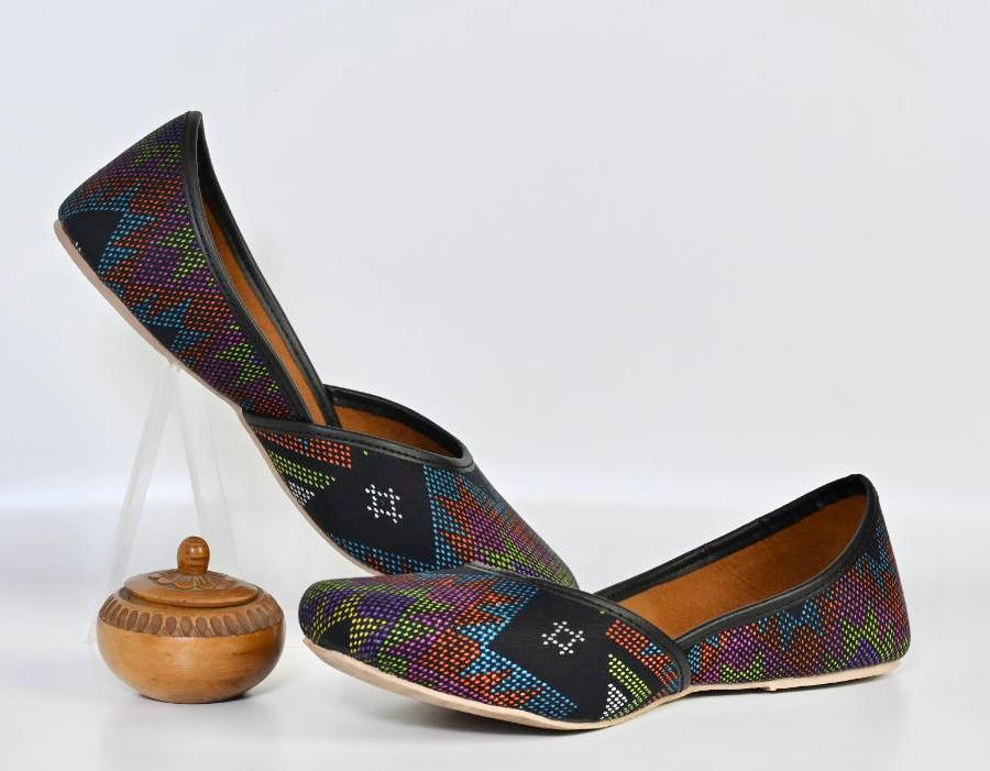 ETHNIC JUTTI WITH TRADITIONAL MOTIF FOR WOMEN